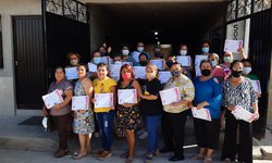 Más de 20 mujeres concluyen curso de manualidades en foami