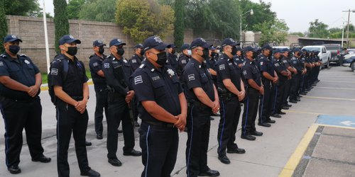Dotan de nuevos uniformes a elementos de la Policía Municipal