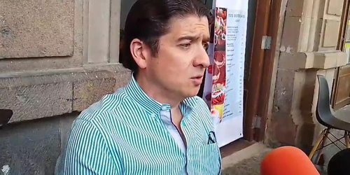 Autoridades sobrevigilan negocios establecidos, pero no hacen nada con el clandestinaje