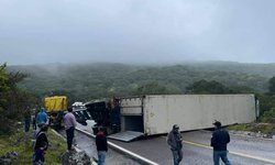 Vuelca tráiler en carretera Rioverde-San Luis