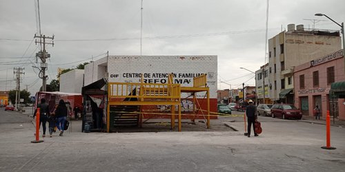 Retiran emblemático puente peatonal de Reforma