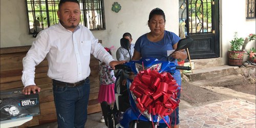 Empresario gana rifa de moto para ayudar enfermo de la Reformita, y la dona para obras