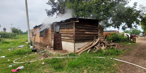 Bomberos atienden incendio en vivienda de Ciudad Fernández