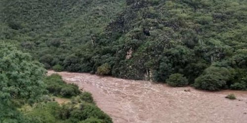 Familias de la sierra incomunicadas por creciente de río de Bagres
