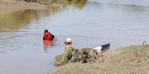 Localizan en Solano camioneta arrastrada por el río