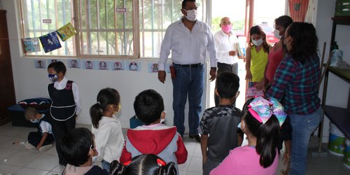Arnulfo Urbiola visitó el jardín de niños María del Carmen Gama