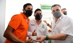 Gobernador Ricardo Gallardo entrega licencias gratuitas en Ciudad Valles