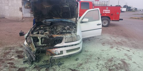 Se incendia vehículo en la entrada al ejido El Refugio