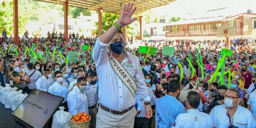 El Gobernador le cumple a la Huasteca Sur con becas alimentarias y obras turísticas