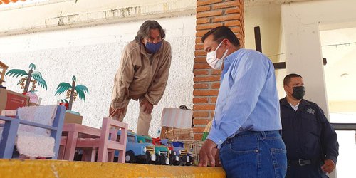 Arnulfo Urbiola visitó a internos del penal, y les ayudará a vender sus artesanías