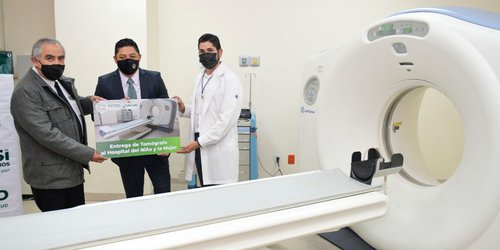 Ricardo Gallardo entrega un tomógrafo al Hospital del Niño y la Mujer