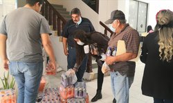 Jumex dona sueros al Municipio, y los entrega a la gente