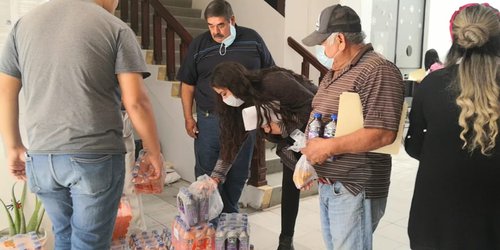 Jumex dona sueros al Municipio, y los entrega a la gente
