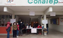 Maestros del CONALEP protestan por falta de pago de aguinaldo
