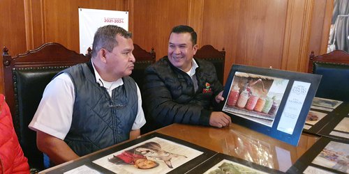 Todo el apoyo del Alcalde a Manuel Fuentes, que lleva su obra pictórica a Sudamérica