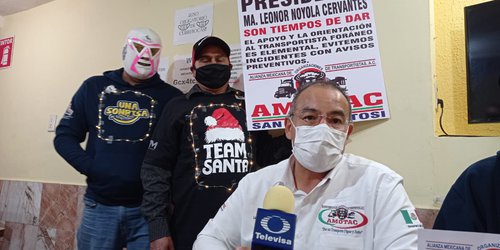 Cada mes se atoran siete tráiler´s en puente del río Santiago