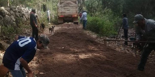 Alcalde y habitantes rehabilitan camino a Las Grutas