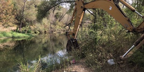 Limpieza y deshierbe llevan a cabo en la ribera del río Verde