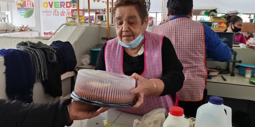 Alcalde distribuyó rosca de reyes a locatarios del mercado
