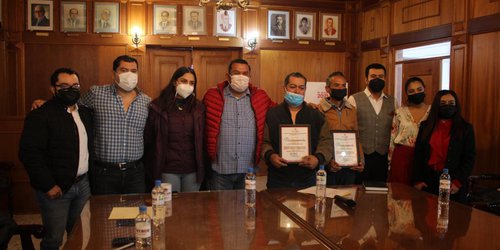 Ayuntamiento entrega reconocimientos a restauradores de arte locales