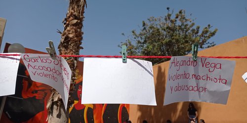 Alumnas colocan tendedero con denuncias de violencia en la FCA