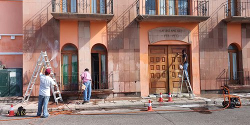 Limpian y reparan daños causados a edificio municipal