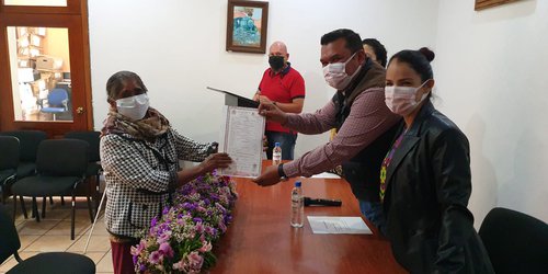 A los 74 años fue registrada mujer de Rancho La Virgen: Recibió su primer Acta de Nacimiento.