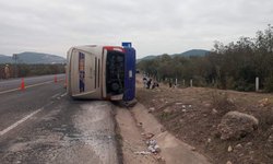 Vuelca autobús y deja 16 heridos, y una persona sin vida