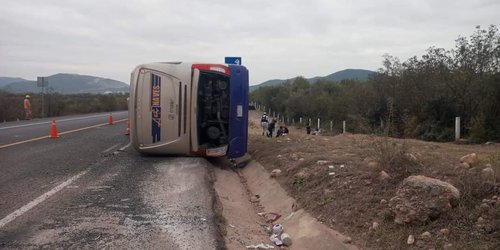 Vuelca autobús y deja 16 heridos, y una persona sin vida