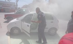 Teléfono celular explotó en automóvil estacionado y lo incendió