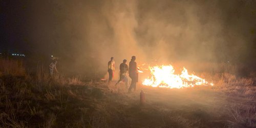 Incendio a punto de alcanzar casas y un almacén
