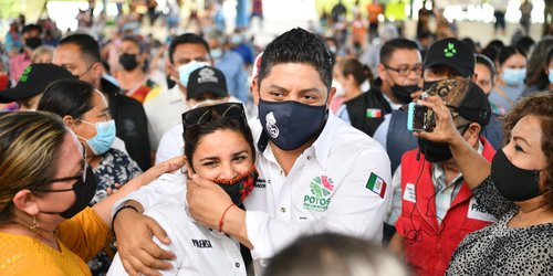 Adultos mayores y madres solteras reciben programas sociales en la Huasteca