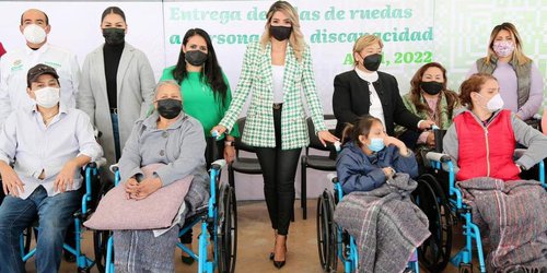 DIF estatal entrega sillas de ruedas a personas con discapacidad