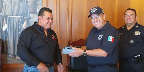 Entregan equipos de radiocomunicación GPS a la Policía Municipal