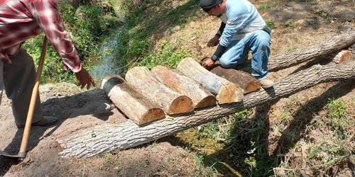 Reutilizan madera y construyen puentes, mesas y bancas en la Ribera del Río en CDFDZ