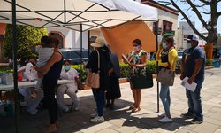 Vacunan contra el COVID en la plaza principal de Rioverde