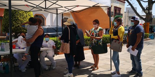 Vacunan contra el COVID en la plaza principal de Rioverde