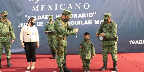 Niño potosino  de cinco años cumple su sueño de ser Soldado Honorifico