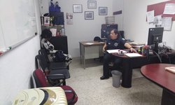 Policías estatales auxilian a joven tras ser abandonada en una gasolinera