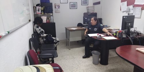 Policías estatales auxilian a joven tras ser abandonada en una gasolinera