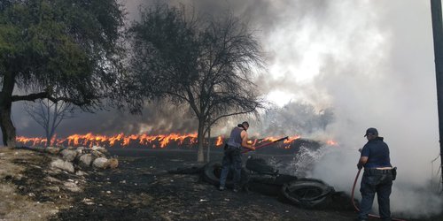 "Un infierno", el incendio de llantas cerca de la aeropista