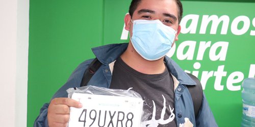 Potosinos tramitan licencias y canje de placas en día de asueto