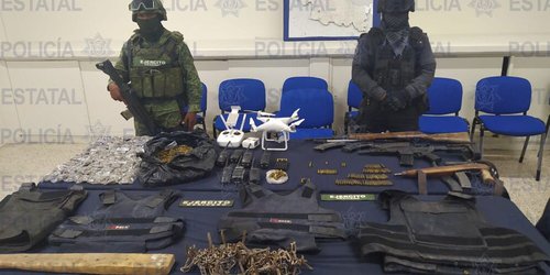 Aseguran arsenal de armas, cartuchos útiles, droga y un dron