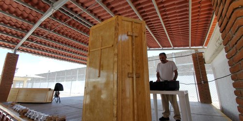 Gobierno Municipal recibe ataúdes fabricados en el penal para donar a familias de escasos recursos