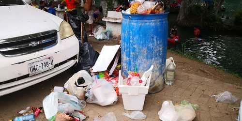 Invadidos de basura lucen ríos de Agua Buena