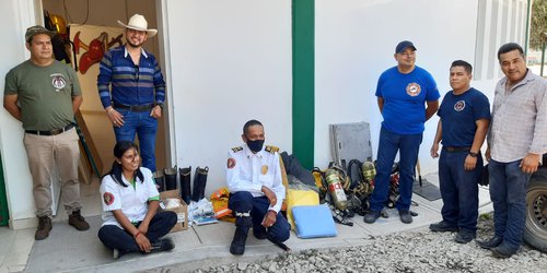 Bomberos de CDFDZ dona equipo a Brigada de Villa de Arriaga