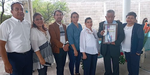 Reconocen 40 años de servicio docente del profesor José Luis Mendoza Barrón