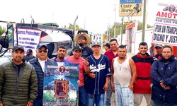 Piperos potosinos levan agua gratis a Monterrey