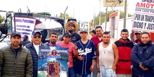 Piperos potosinos levan agua gratis a Monterrey