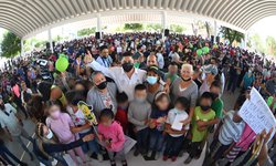 Ricardo Gallardo entrega zapatos, útiles y obras a escuelas del altiplano